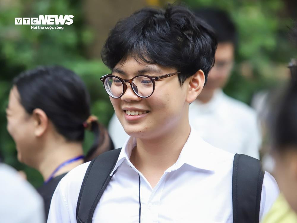 Sĩ tử nhảy cẫng ăn mừng sau khi hoàn thành kỳ thi tốt nghiệp lịch sử - 17