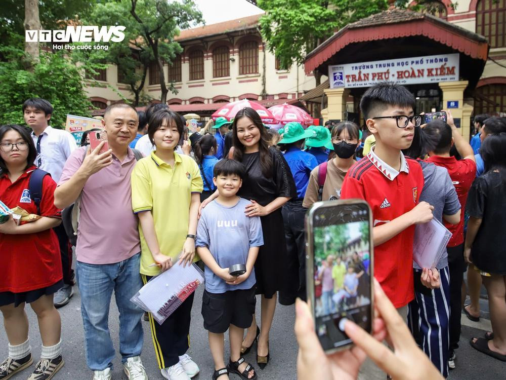 Sĩ tử nhảy cẫng ăn mừng sau khi hoàn thành kỳ thi tốt nghiệp lịch sử - 14