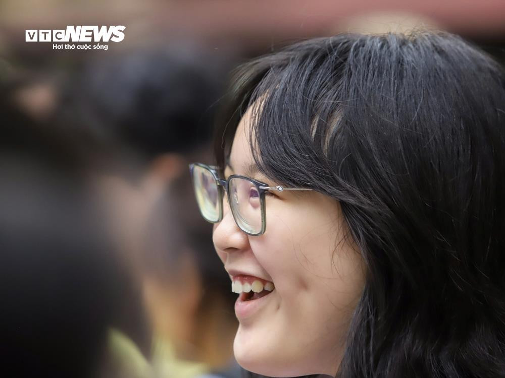 Sĩ tử nhảy cẫng ăn mừng sau khi hoàn thành kỳ thi tốt nghiệp lịch sử - 18