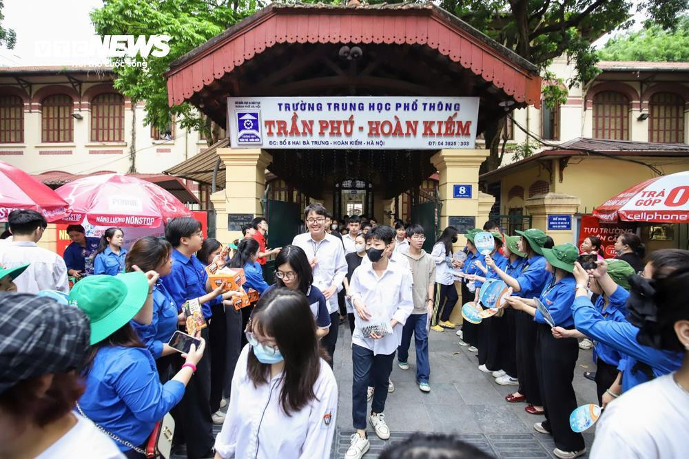 Sĩ tử nhảy cẫng ăn mừng sau khi hoàn thành kỳ thi tốt nghiệp lịch sử - 9