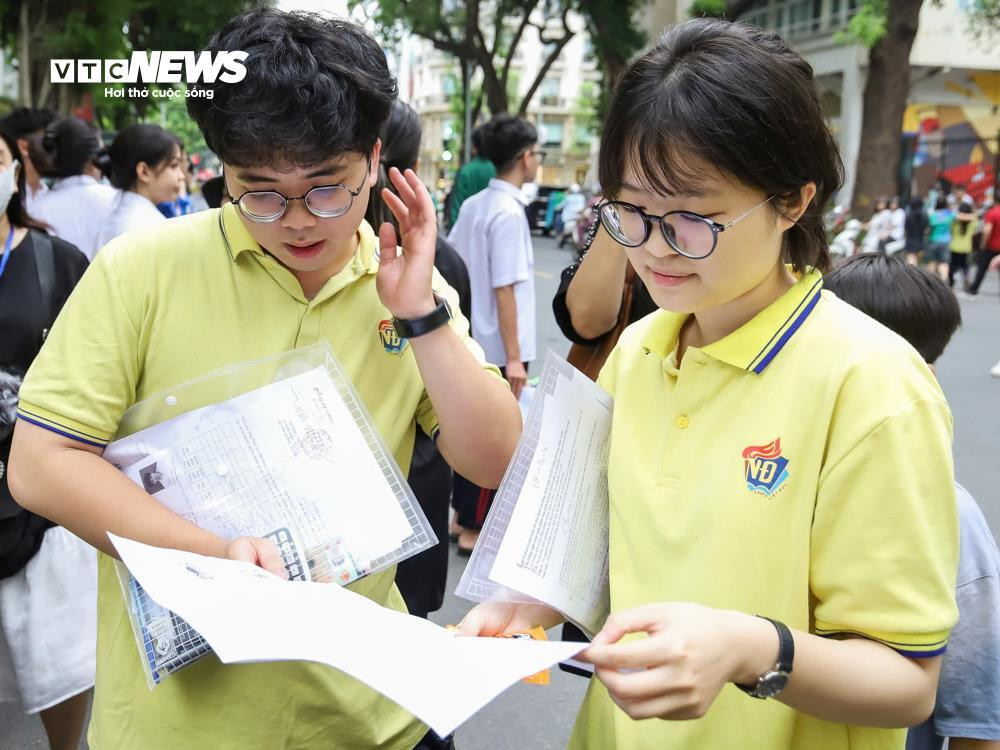 Sĩ tử nhảy cẫng ăn mừng sau khi hoàn thành kỳ thi tốt nghiệp lịch sử - 21