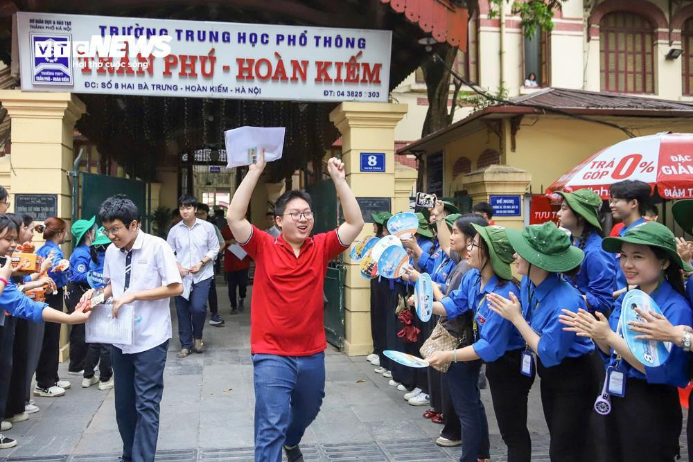 Sĩ tử nhảy cẫng ăn mừng sau khi hoàn thành kỳ thi tốt nghiệp lịch sử - 10