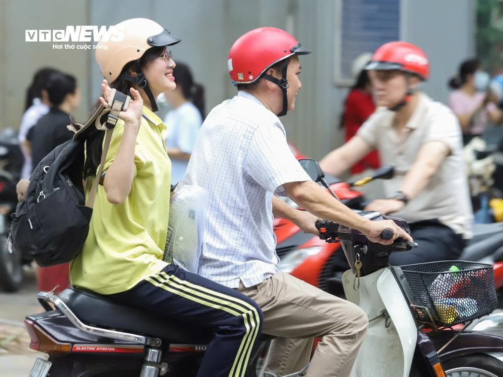 Sĩ tử nhảy cẫng ăn mừng sau khi hoàn thành kỳ thi tốt nghiệp lịch sử - 20