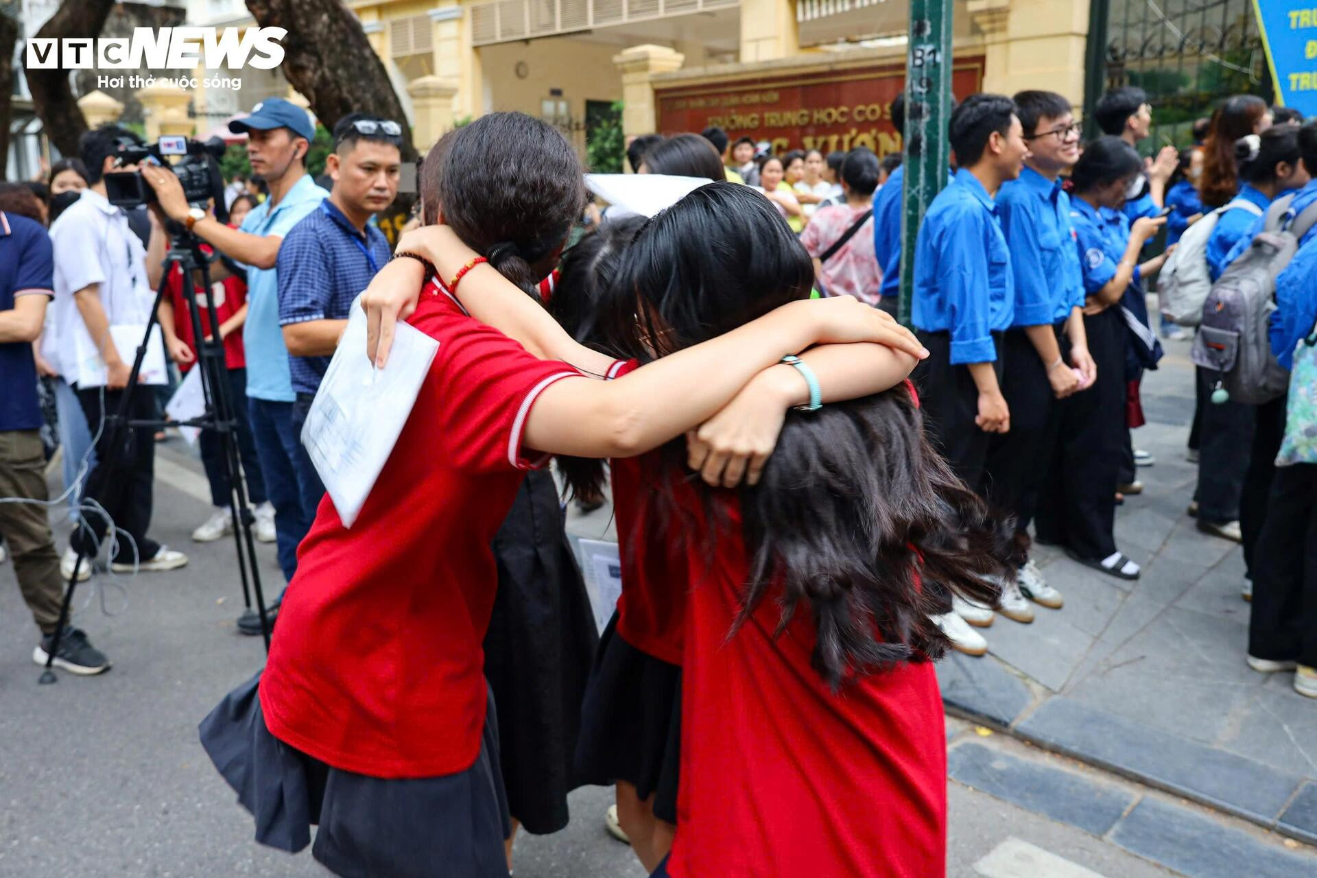 Sĩ tử nhảy cẫng ăn mừng sau khi hoàn thành kỳ thi tốt nghiệp lịch sử - 5