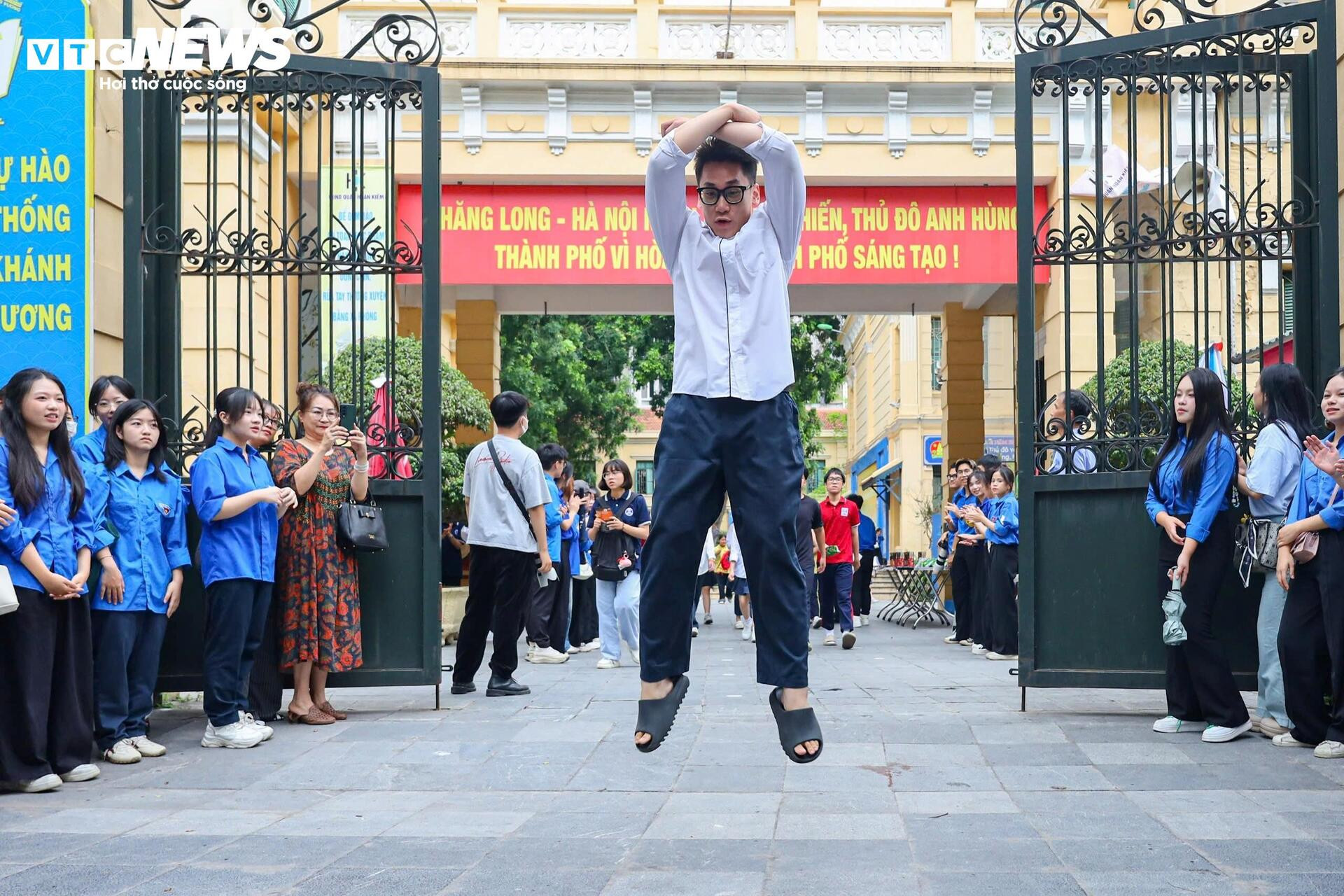 Sĩ tử nhảy cẫng ăn mừng sau khi hoàn thành kỳ thi tốt nghiệp lịch sử - 2