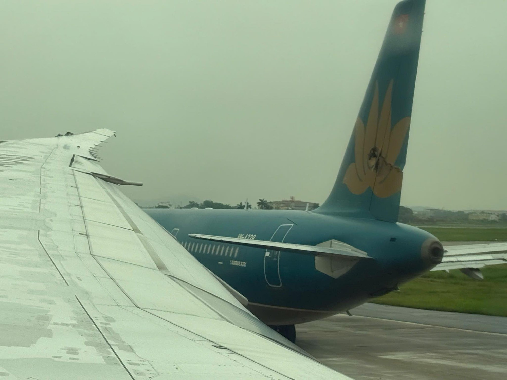 VIDEO: Hai máy bay va chạm tại sân bay Nội Bài- Ảnh 1.