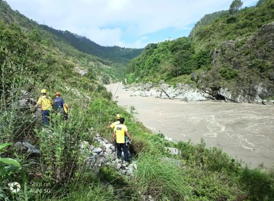 Xe buýt rơi xuống sông, 2 người tử vong, 10 người mất tích- Ảnh 1.