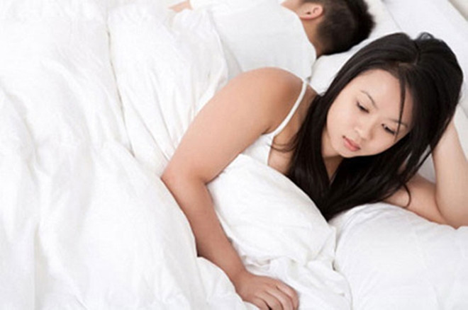Chồng đi công tác xa mới về nửa đêm thấy máy anh có tin nhắn đến tôi chết lặng khi biết người gửi
