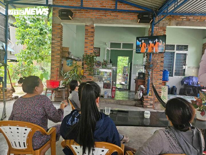 Cả xóm ngồi xem lại những video về đêm đăng quang của Hoa hậu Hà Trúc Linh.