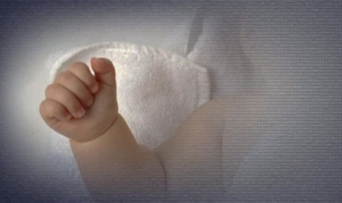 Bé gái 3 tháng tuổi bị người thân xâm hại, phải cấp cứu trong đêm- Ảnh 1.