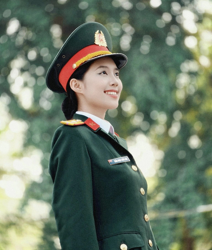 Á hậu Châu Anh sinh ra trong gia đình quân nhân, có ông nội là người lính kiên trung, bố là Đại tá.