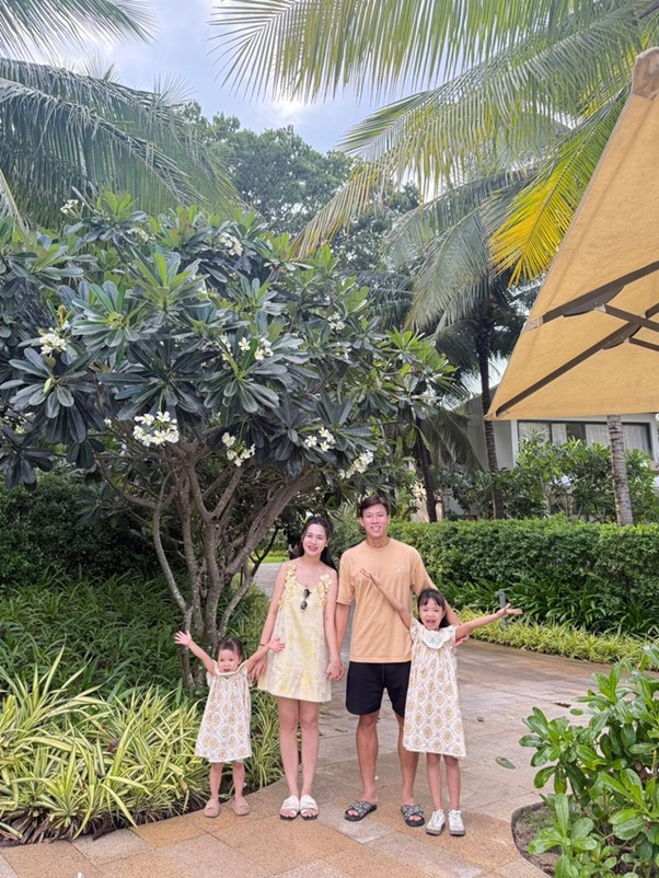 9 năm hạnh phúc ngọt ngào của trung vệ Quế Ngọc Hải bên vợ hoa khôi- Ảnh 2.