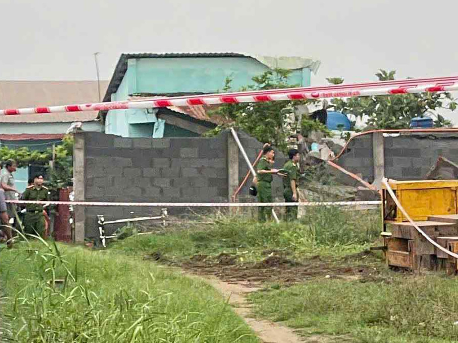 Bế cháu ra sân lấy quần áo, tường bỗng sập khiến 2 bà cháu tử vong- Ảnh 1.