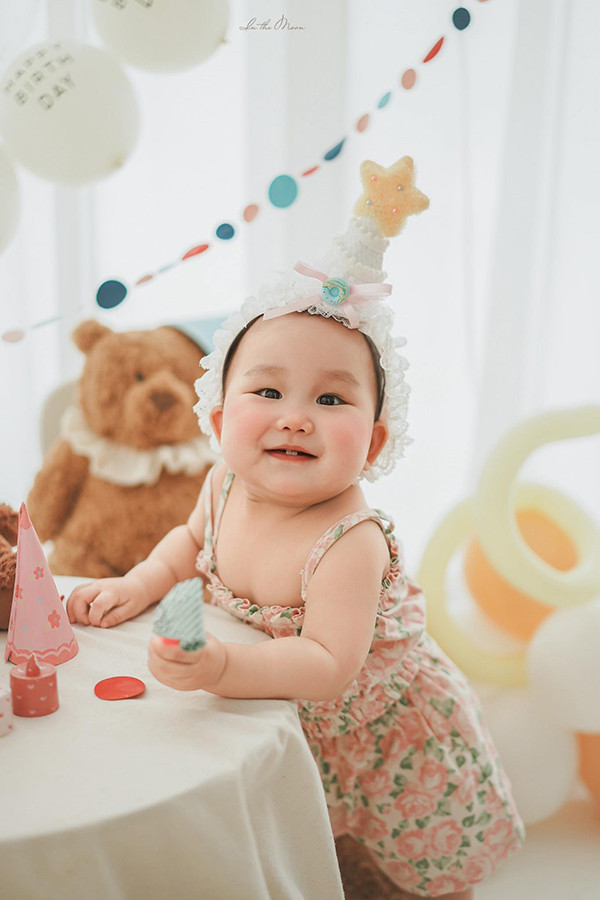 Con gái tròn 1 tuổi siêu đáng yêu của MC Đức Bảo - Ảnh 3.