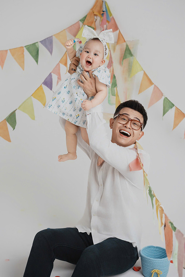 Con gái tròn 1 tuổi siêu đáng yêu của MC Đức Bảo - Ảnh 9.