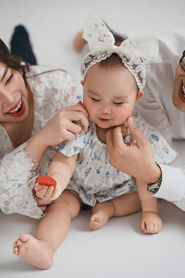 Con gái tròn 1 tuổi siêu đáng yêu của MC Đức Bảo - Ảnh 4.