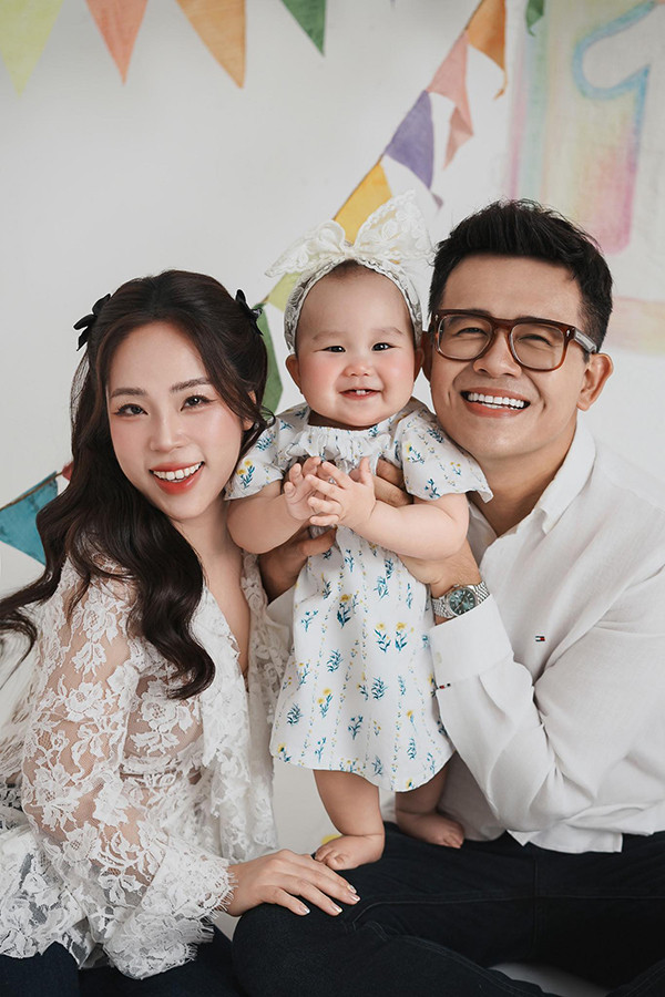 Con gái tròn 1 tuổi siêu đáng yêu của MC Đức Bảo - Ảnh 2.