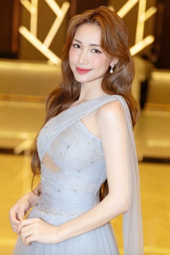 Nữ ca sĩ ngày càng thành công và xinh đẹp.