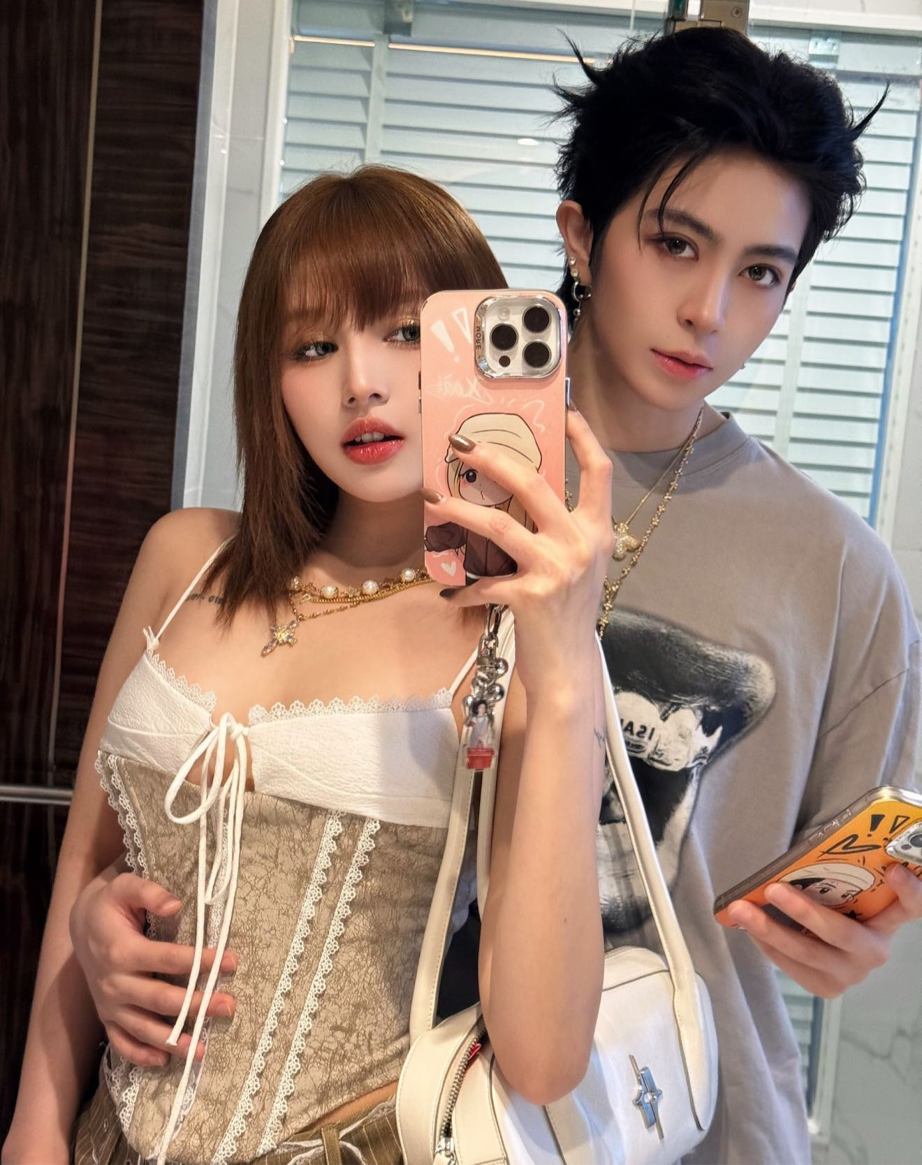 Hành động gây xôn xao của Gil Lê với Xoài Non sau khi bị tóm sống tình tứ gái lạ ở quận 2