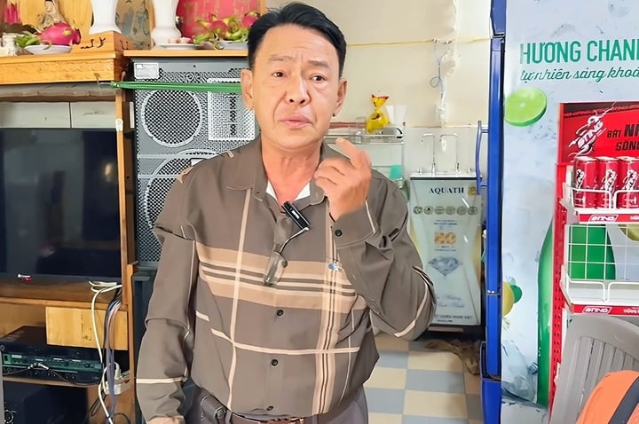 Nam nghệ sĩ ăn mặc chỉnh tề dù làm công việc bưng bê.