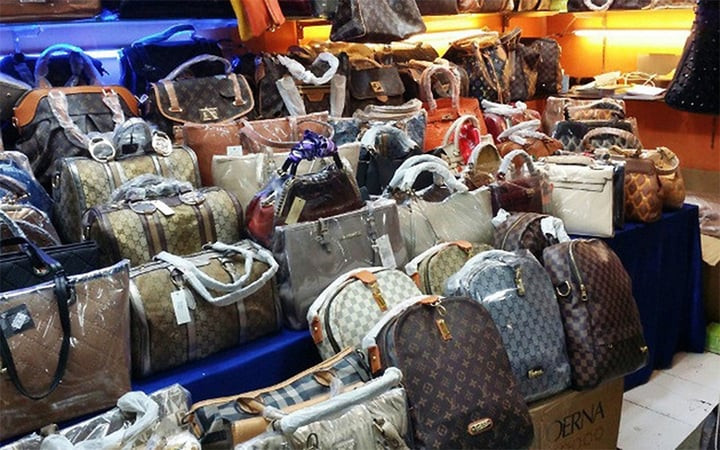 Chính người tiêu dùng tiếp tay cho hàng giả. (Ảnh: Phụ nữ TP.HCM)