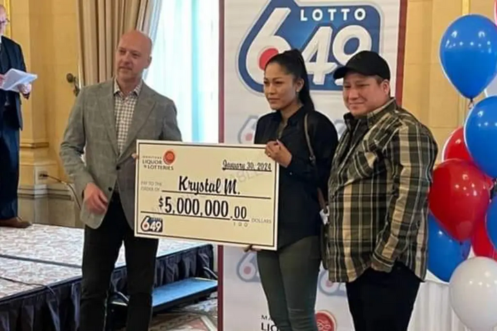 Campbell nhờ người yêu nhận hộ số tiền 5 triệu đô la Canada.