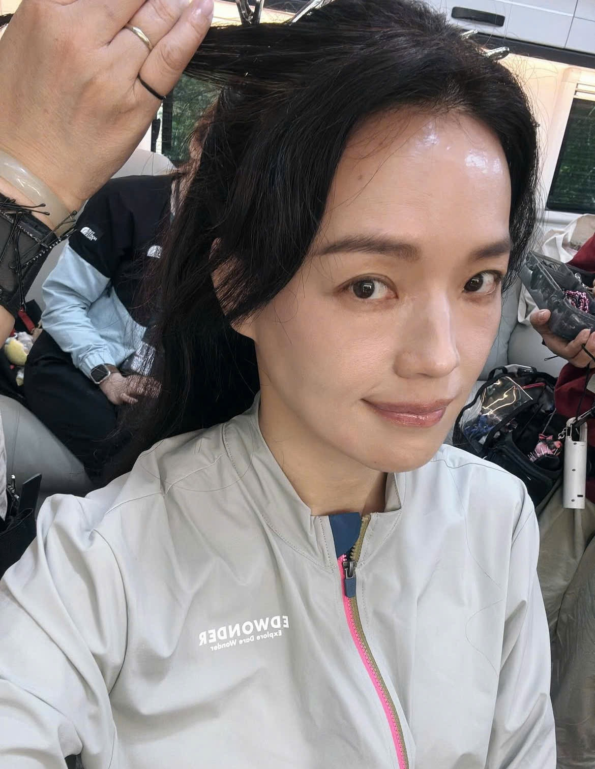 Thư Kỳ gây chú ý khi khoe mặt mộc và chấp nhận dấu hiệu tuổi tác.