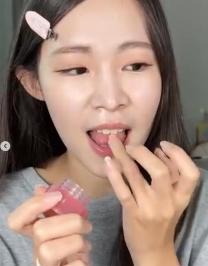 Guava nếm thử một sản phẩm làm đẹp. (Ảnh: Weibo)