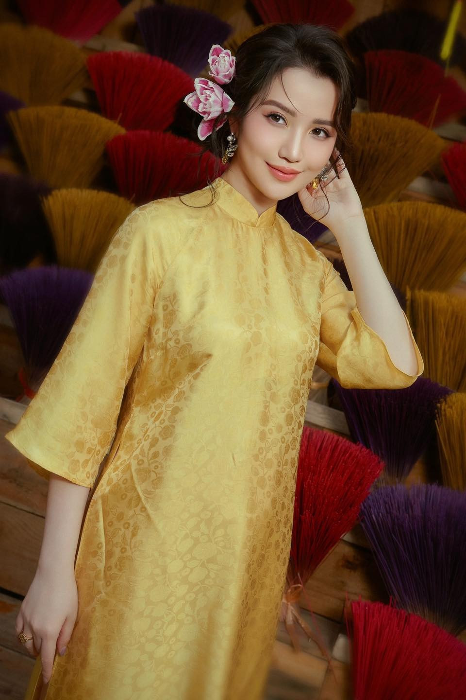 Bóc cuộc hôn nhân lạ lùng của ông chủ Saigon Square và cô vợ trẻ nổi tiếng Vbiz