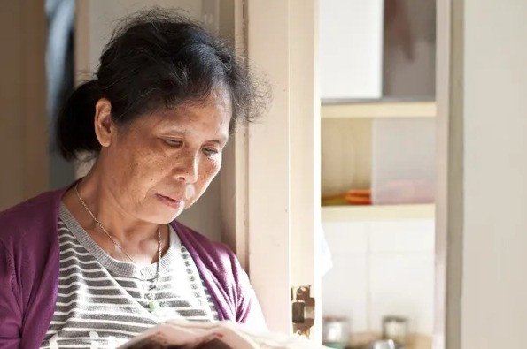 Dành cả đời tiết kiệm cho tuổi già, cụ bà bật khóc: