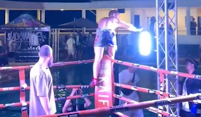 võ sĩ Parshikov đã trèo lên dây thừng võ đài và chuẩn bị thực hiện cú nhảy xuống hồ nước ăn mừng chiến thắng.