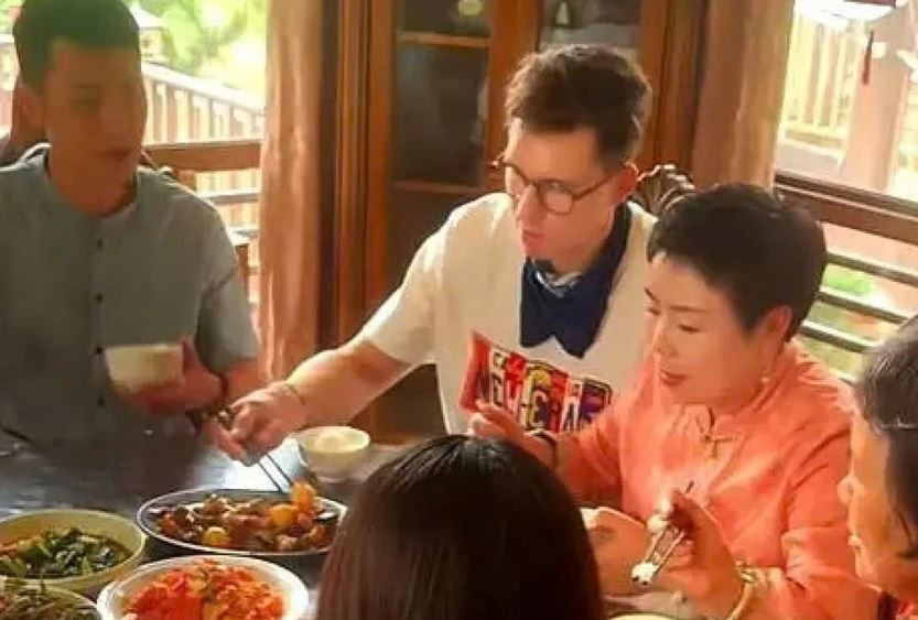 Người phụ nữ 50 tuổi lấy chồng kém 20 tuổi, sau đám cưới cái kết không ai ngờ- Ảnh 1.