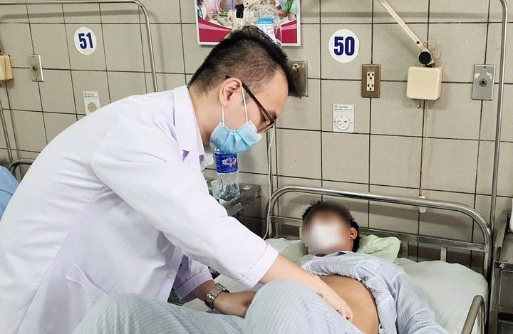 Bác sĩ khám cho bệnh nhân trẻ suy thận mạn. (Ảnh minh họa: Nguyên Hà)