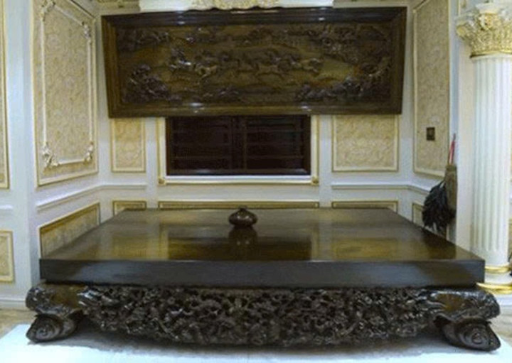 Bộ tranh “mã đáo thành công” và chiếc sập lớn làm bằng gỗ thủy tùng nguyên khối.