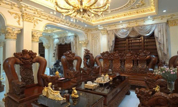 Bộ bàn ghế gỗ được cho là làm bằng gỗ hương đỏ Gia Lai, được thợ Huế đục thủ công trong căn biệt thự sang chảnh của Thu 'vệ sĩ