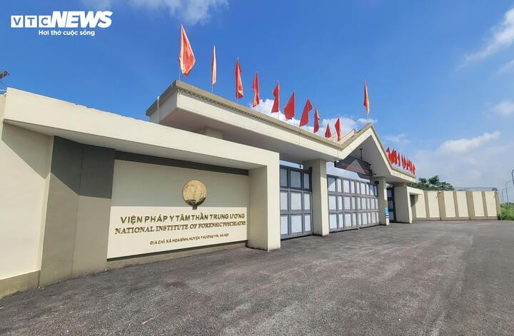 Ngay từ ngoài cổng Viện Pháp y tâm thần Trung ương, lực lượng bảo vệ tăng cường giám sát chặt chẽ người ra vào. (Ảnh: Hữu Dánh)