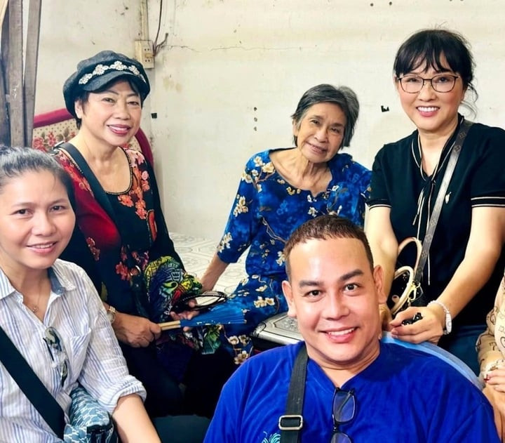 Nghệ sĩ Thanh Thế vui khi thấy đồng nghiệp tới thăm.