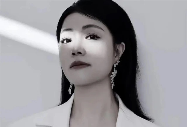 nữ ca sĩ Đoạn Dục qua đời ở tuổi 48 sau 25 ngày hôn mê vì xuất huyết não.