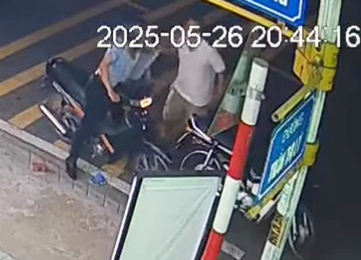 Thầy giáo bị chặn xe, hành hung. (Ảnh: Cắt từ clip)