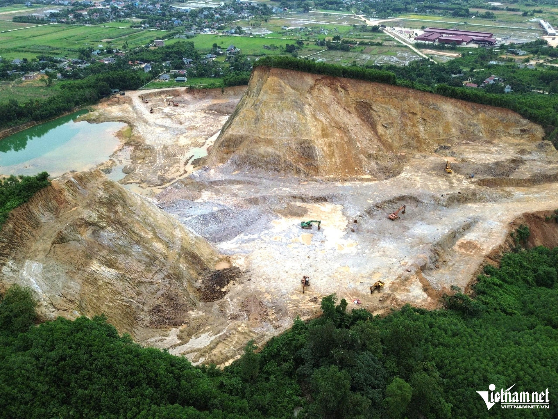 W-a1Bên trong mỏ đất của.jpg