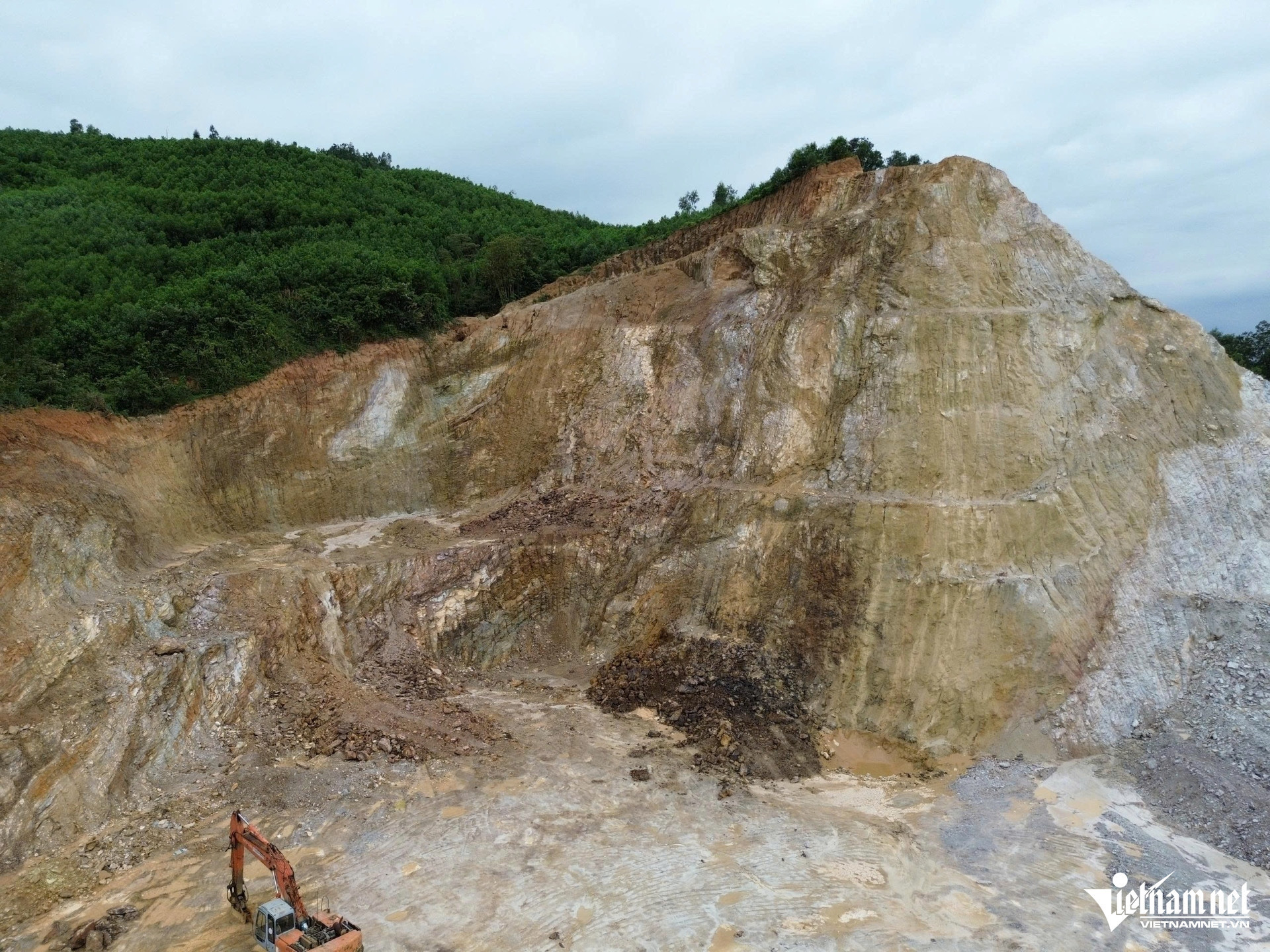 W-a4Bên trong mỏ đất của.jpg