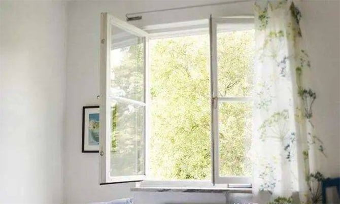 Nếu cửa sổ ở hướng Tây, bạn nên sử dụng giấy dán cách nhiệt. (Ảnh: Sohu)