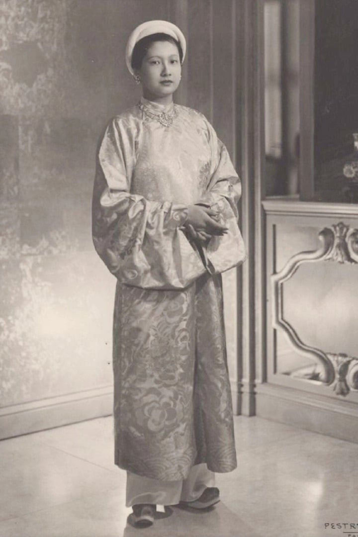 Bà có sống mũi thẳng và làn da trắng bóc, thần thái cao sang đúng chất con nhà quyền quý.