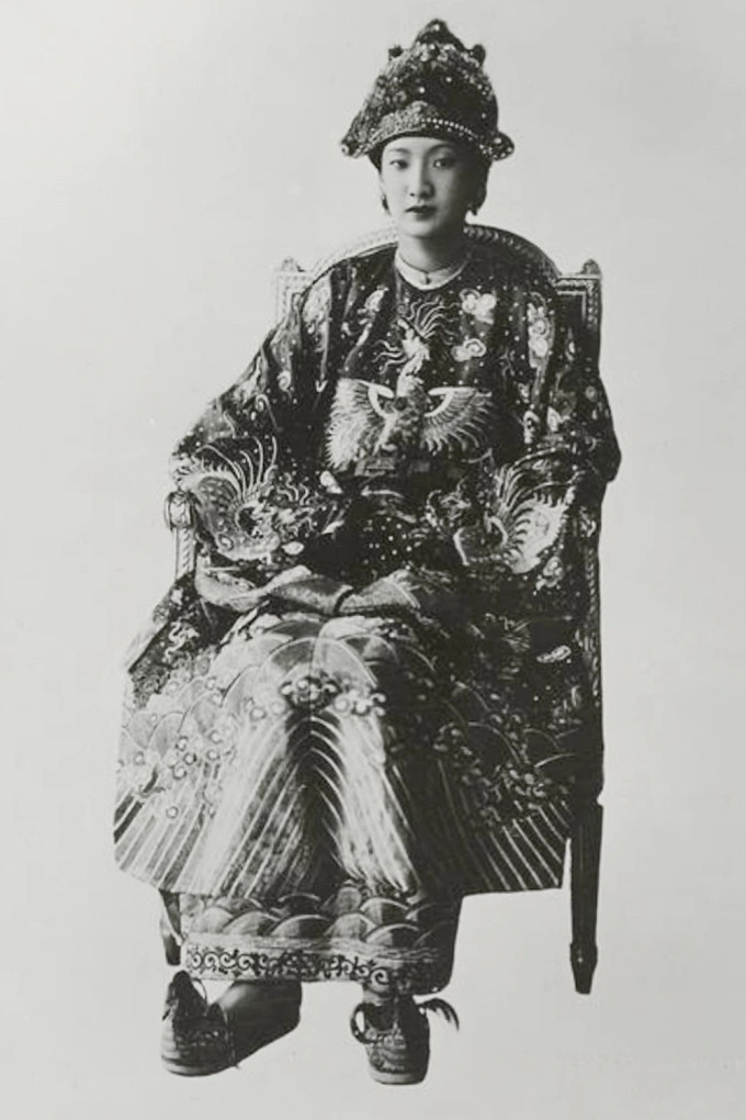 Những cái tên như Tràng An báo, Hà Thành ngọ báo, Phụ nữ tân văn, Điễn tín… đã gọi bà là “người phụ nữ tiêu biểu” của thời đại mới – hội tụ đầy đủ phẩm chất nhan sắc, trí tuệ, đức hạnh và tài ngoại giao. Hoàng hậu mặc triều phục trong ngày cưới.