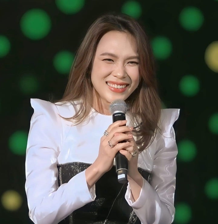 Mỹ Tâm bật cười khi vướng tin đồn hẹn hò đồng giới.