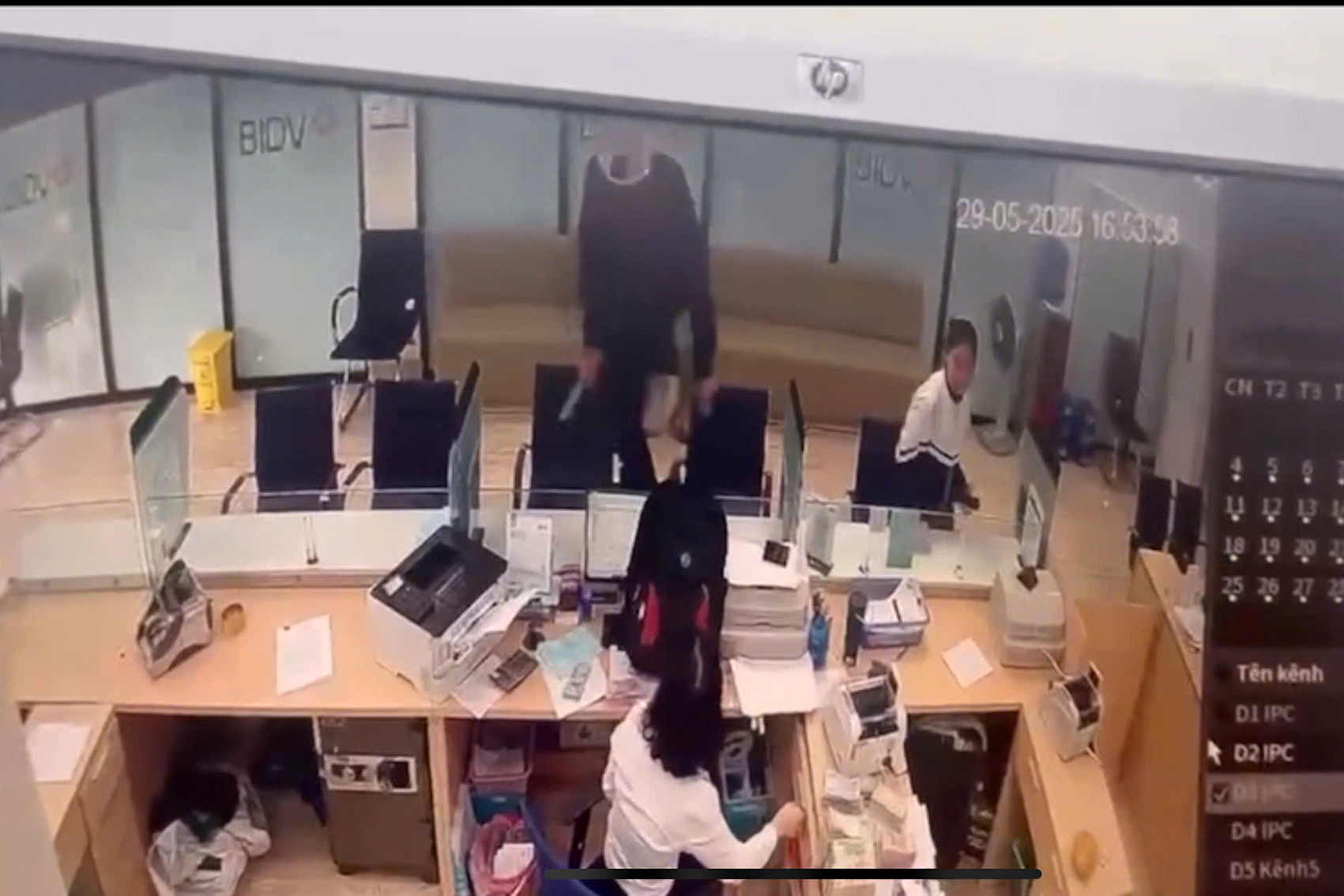 Cướp ngân hàng.jpeg