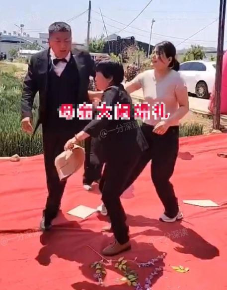 Chàng trai 27 lấy vợ 59 tuổi, sốc nặng với yêu cầu của cô dâu trong đám cưới- Ảnh 3.