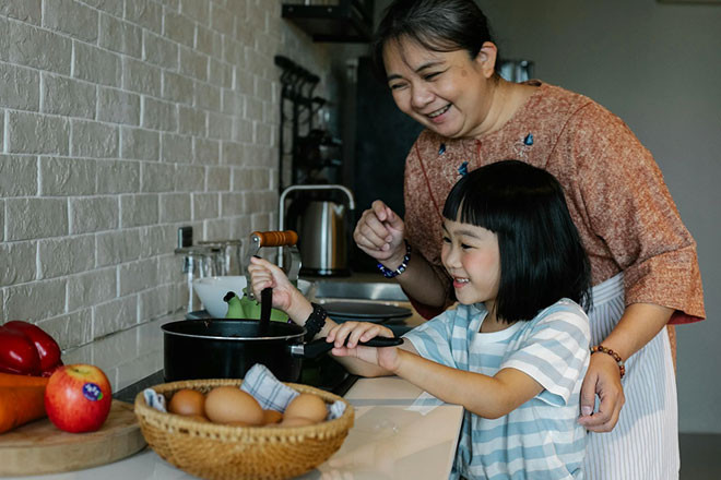 Cháu về quê nghỉ hè tôi bận rộn mệt hơn nhưng có được niềm vui hạnh phúc tuổi già