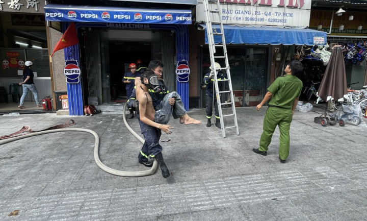 Lực lượng chức năng cứu thành công nhiều người mắc kẹt bên trong quán lẩu.