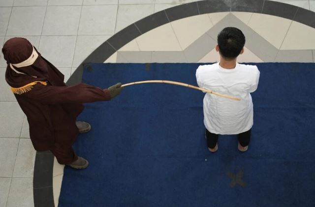 Đôi nam nữ bị phạt hàng trăm roi vì lý do bất ngờ- Ảnh 1.